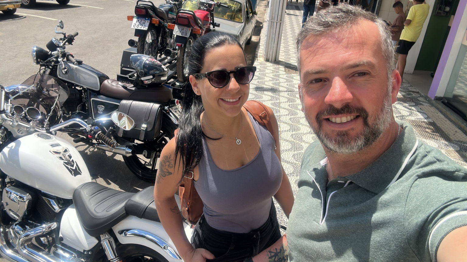 Robert e Vanderléia junto à motocicleta