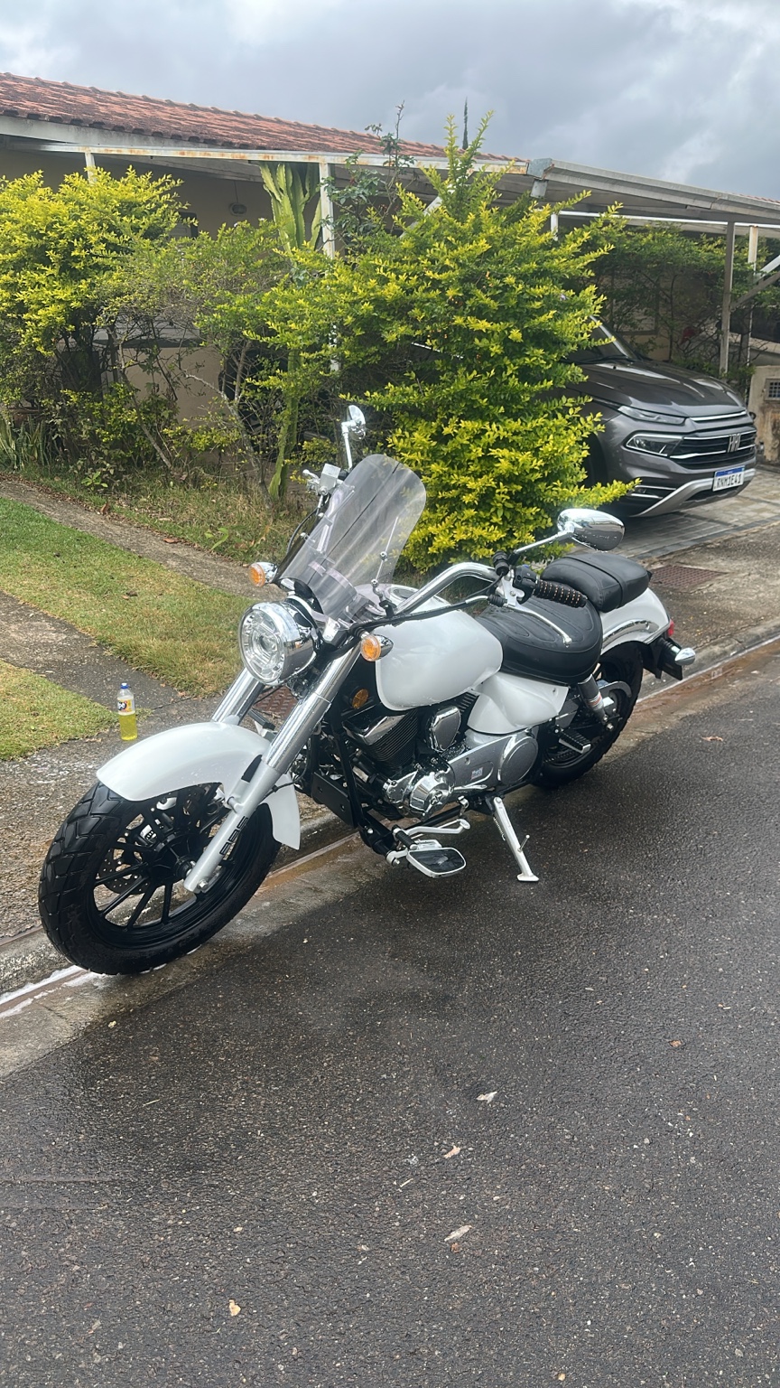 Motocicleta branca na estrada