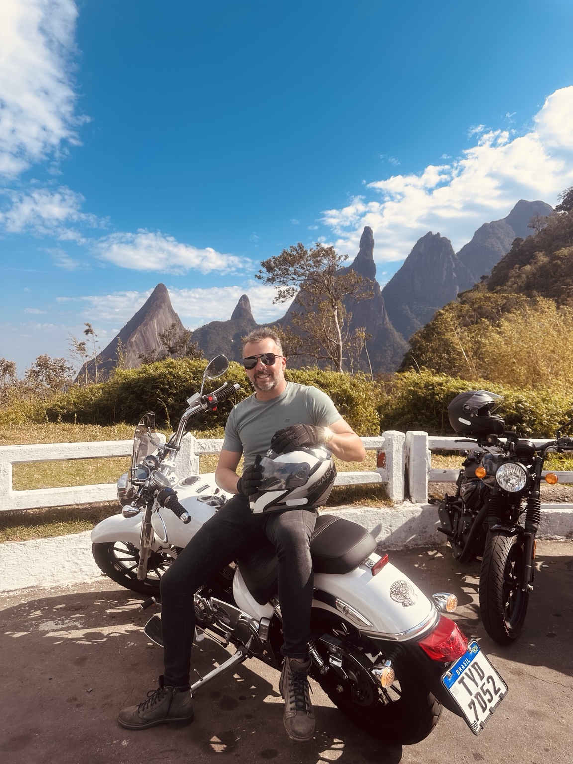 Robert com a moto diante das montanhas